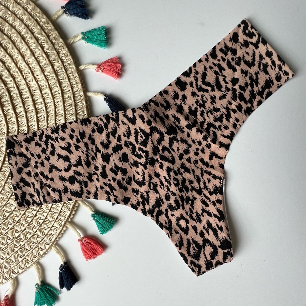 Victoria's Secret Sexy Illusions No Show Thong Panty Leopard Print Medium NEW